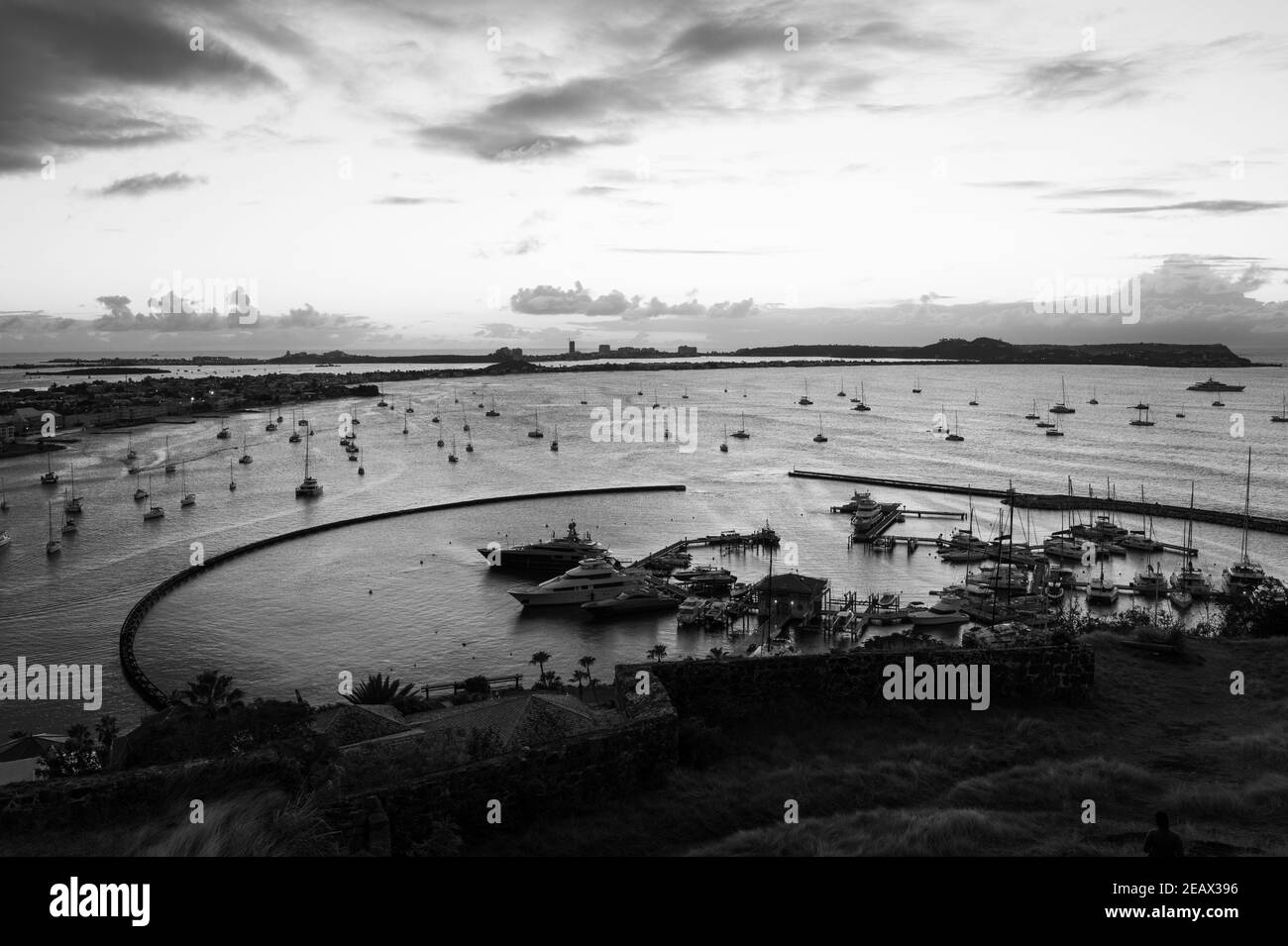 La vue sur le port au crépuscule depuis le fort Louis à Marigot, la capitale française de St Martin dans les Caraïbes Banque D'Images