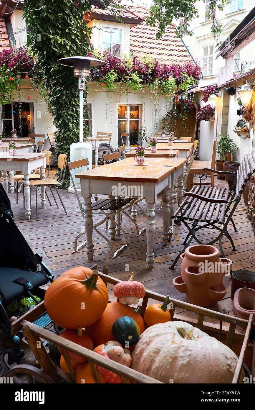 Romantique inter cour de café extérieur, restaurant à Prague en automne décoré avec des citrouilles en charrette Banque D'Images