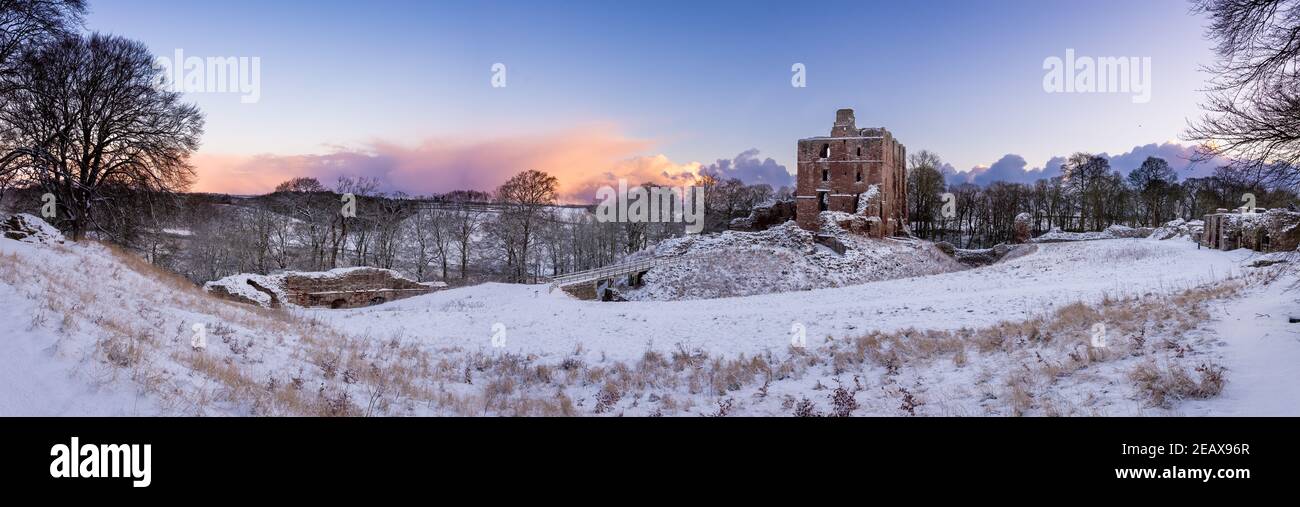 Les ruines du château de Norham sur la frontière écossaise anglaise, autrefois l'endroit le plus dangereux d'Angleterre, un sujet favori de Turner. Northumberland, Royaume-Uni Banque D'Images