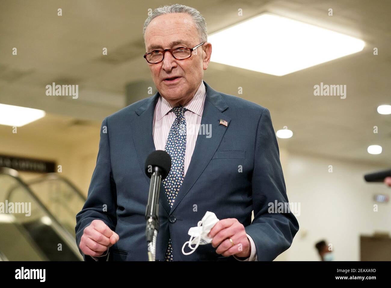 Washington, États-Unis d'Amérique. 10 février 2021. Le chef de la majorité Charles Schumer (D-N.Y.) s'adresse aux journalistes dans le sous-sol du Capitole, tandis que les sénateurs se brisent pour dîner le deuxième jour du procès de destitution de l'ancien président Donald Trump le mercredi 10 février 2021.Credit: Greg Nash - Pool via CNP | usage dans le monde crédit: dpa/Alay Live News Banque D'Images