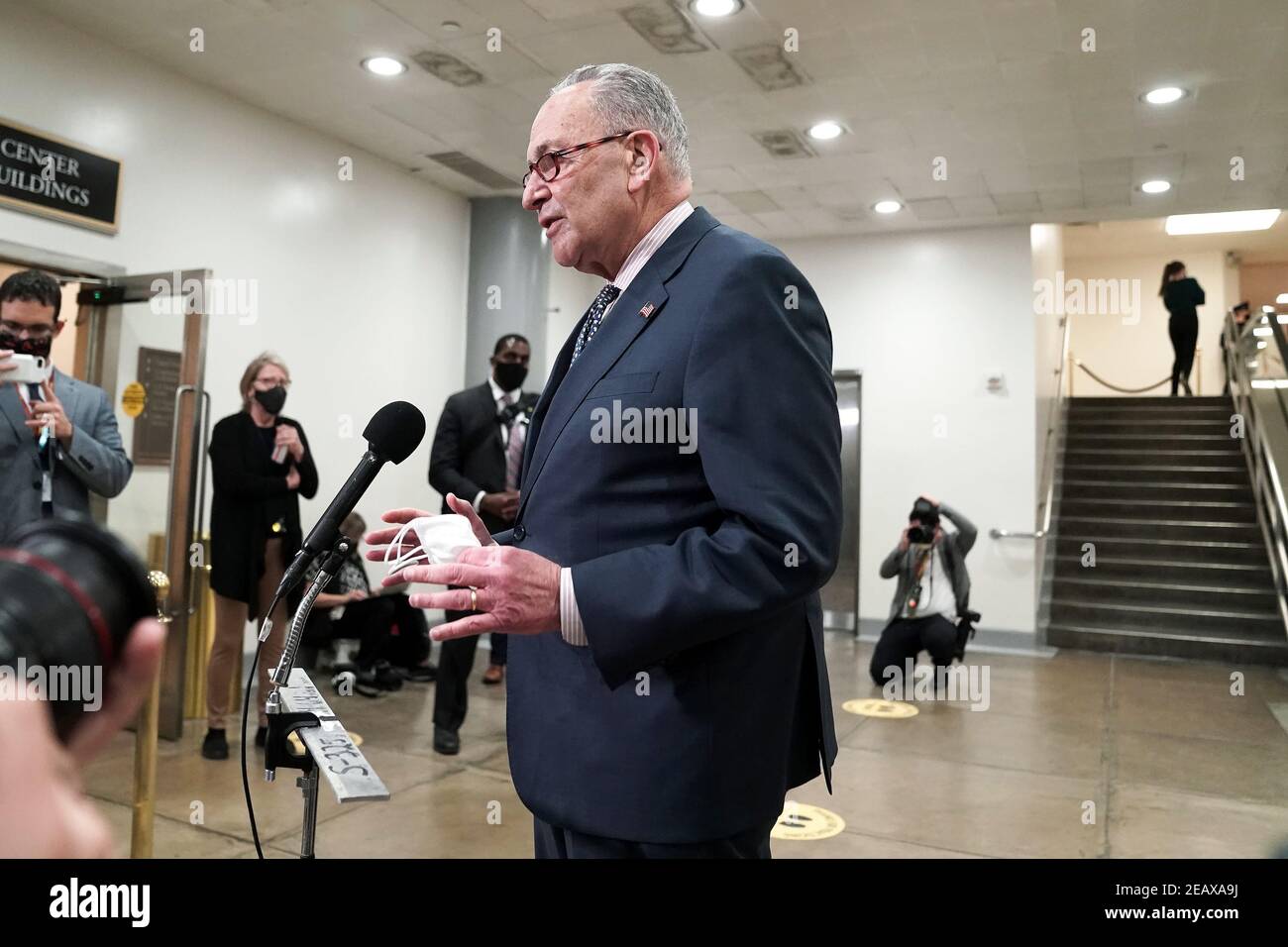 Washington, États-Unis d'Amérique. 10 février 2021. Le chef de la majorité Charles Schumer (D-N.Y.) s'adresse aux journalistes dans le sous-sol du Capitole, tandis que les sénateurs se brisent pour dîner le deuxième jour du procès de destitution de l'ancien président Donald Trump le mercredi 10 février 2021.Credit: Greg Nash - Pool via CNP | usage dans le monde crédit: dpa/Alay Live News Banque D'Images