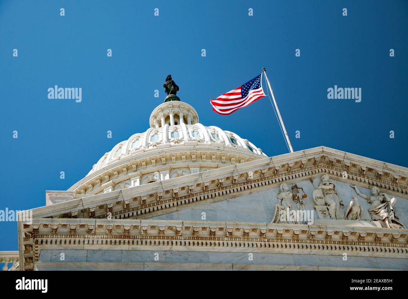 DÔME DU Capitole DES ÉTATS-UNIS avec drapeau américain et statue de la liberté Banque D'Images