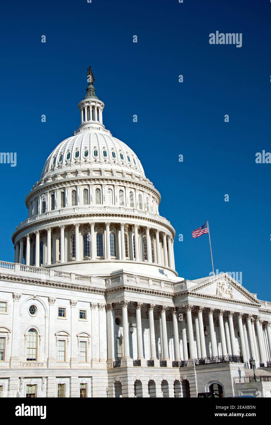 DÔME DU Capitole DES ÉTATS-UNIS avec drapeau américain et statue de la liberté Banque D'Images