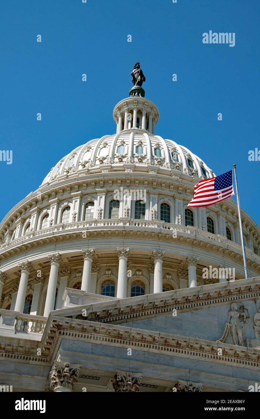 DÔME DU Capitole DES ÉTATS-UNIS avec drapeau américain et Statue de la liberté Banque D'Images
