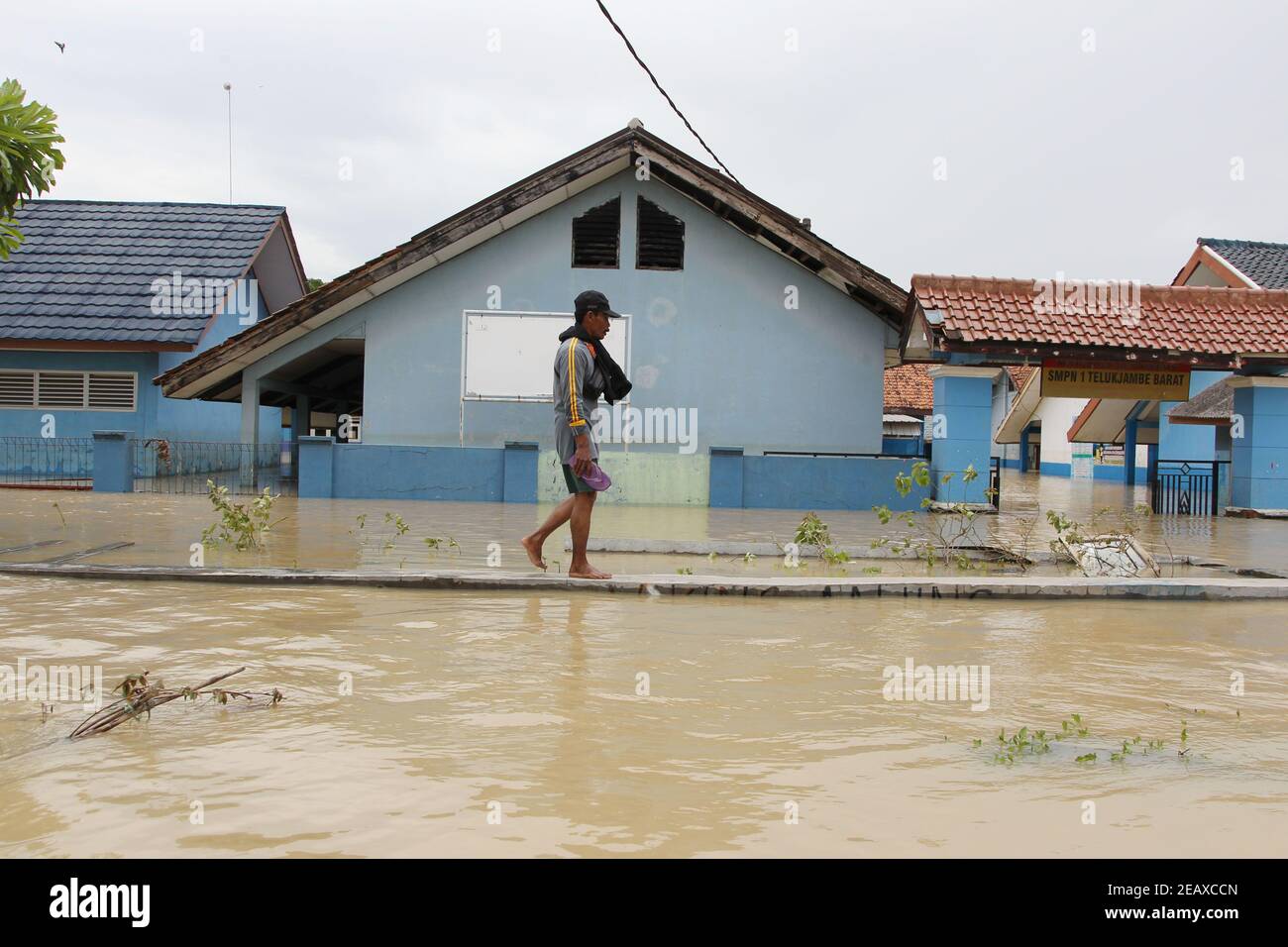 Karawang, Java-Ouest, Indonésie. 10 février 2021. Activités des résidents lorsque leurs zones de vie et leurs champs de riz ont été inondés dans le village de Karangligar, Karawang, à Java Ouest, le 11 février 2021. L'inondation qui a touché 275 hectares de terres, y compris des villages et des rizières d'une hauteur de 2 à 3 mètres, a été le résultat du débordement de deux rivières, la rivière Cibeet la rivière Citarum. Crédit : Dasril Roszandi/ZUMA Wire/Alamy Live News Banque D'Images