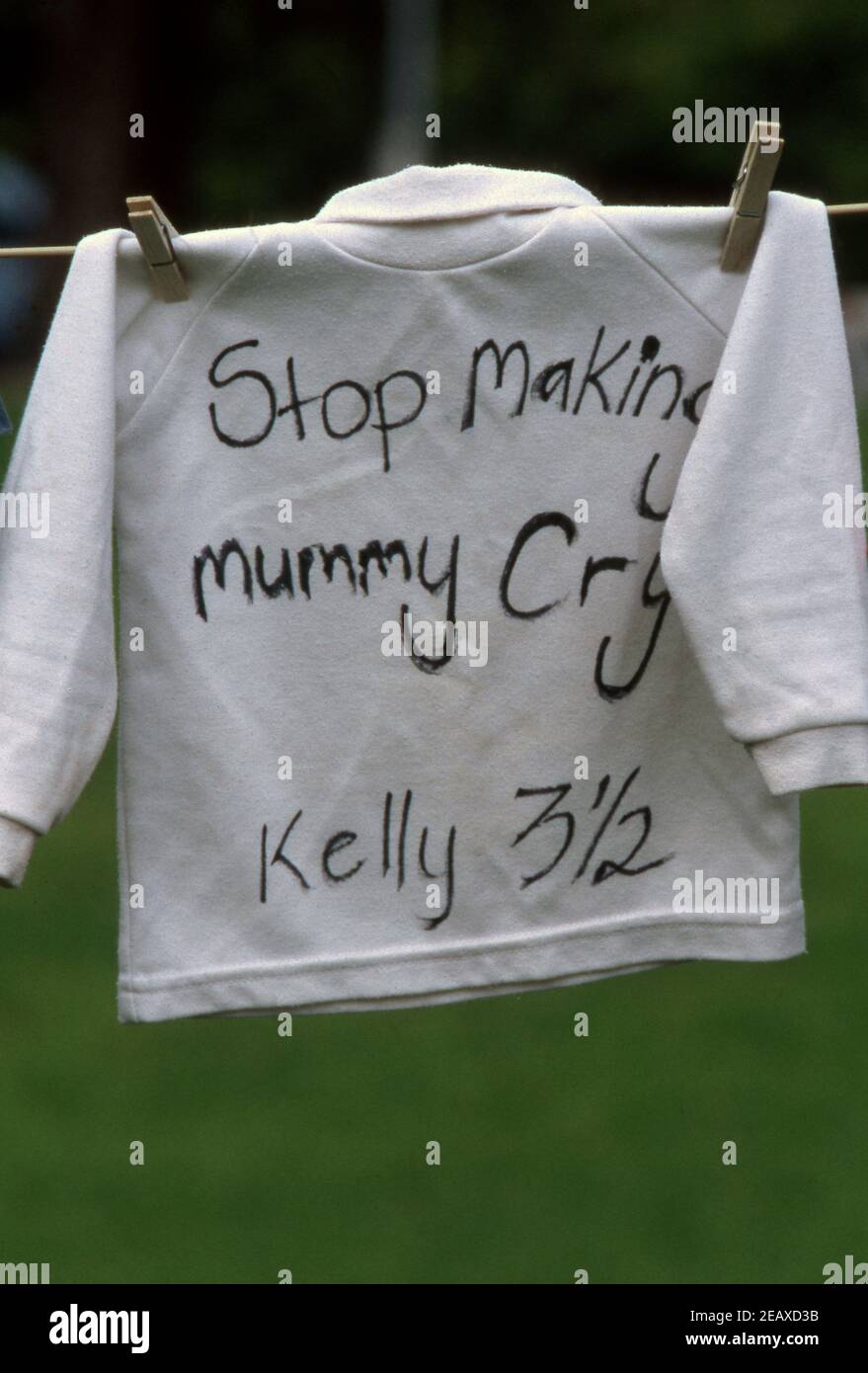 PROTESTATION CONTRE LA VIOLENCE DOMESTIQUE ET LES ABUS « FAIRE PLEURER LA MOMIE » Banque D'Images