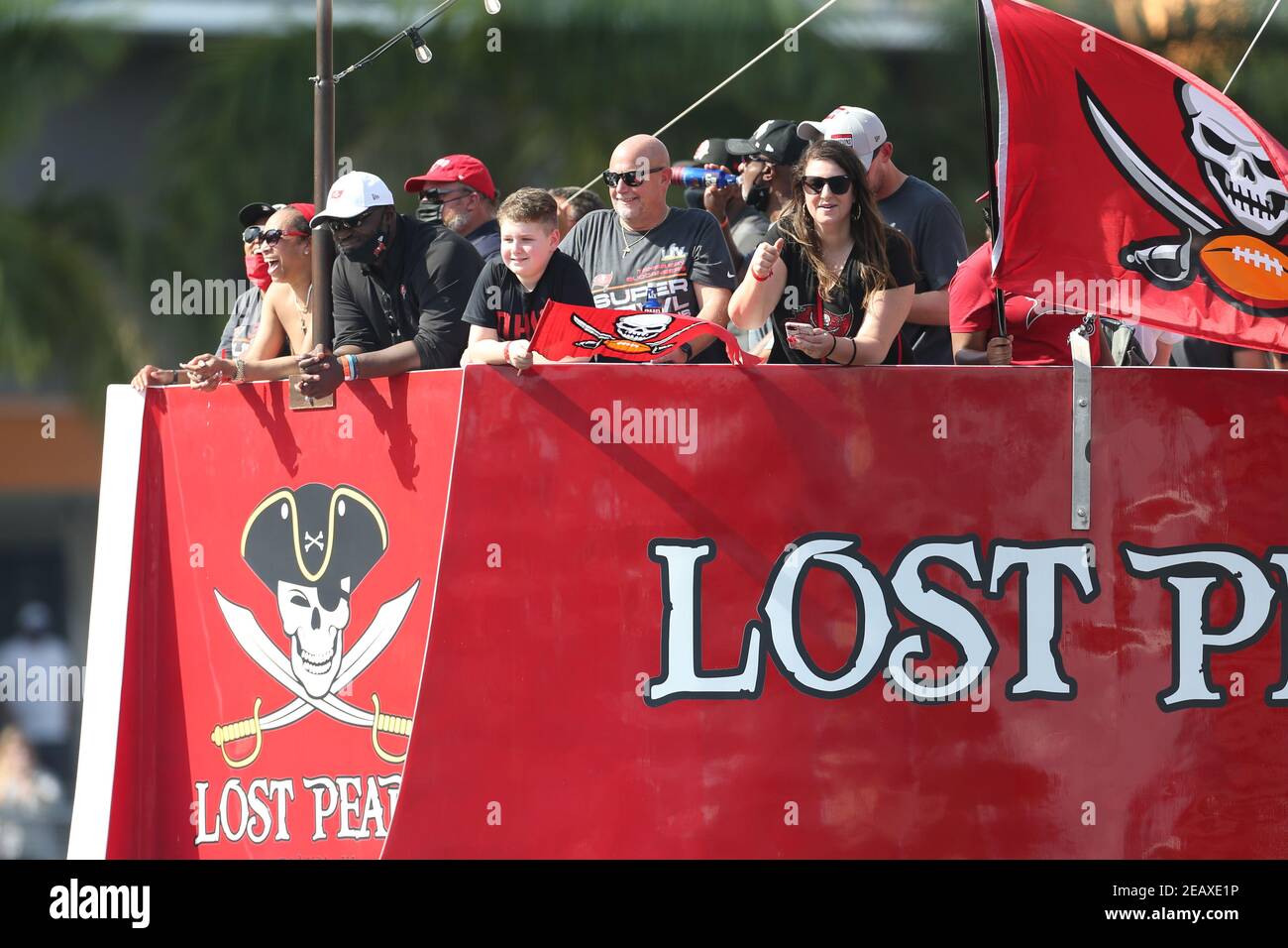 Mercredi 10 février 2021 ; Tampa, FL, États-Unis ; amis, famille et fans encouragent lors d'un défilé de bateau célébrant les Buccaneers de Tampa Bay qui sont champions du Super Bowl LV. (Kim Hukari/ image du sport) Banque D'Images