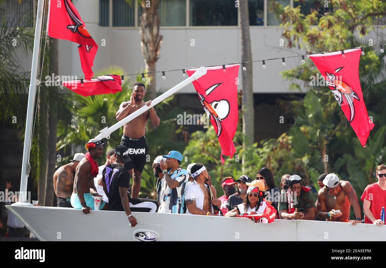 10 février 2021, Tampa, FL, États-Unis ; Certains des joueurs et de la famille des Buccaneers de Tampa Bay célèbrent lors du Super Bowl 55 Champion Buccaneers Boat par Banque D'Images