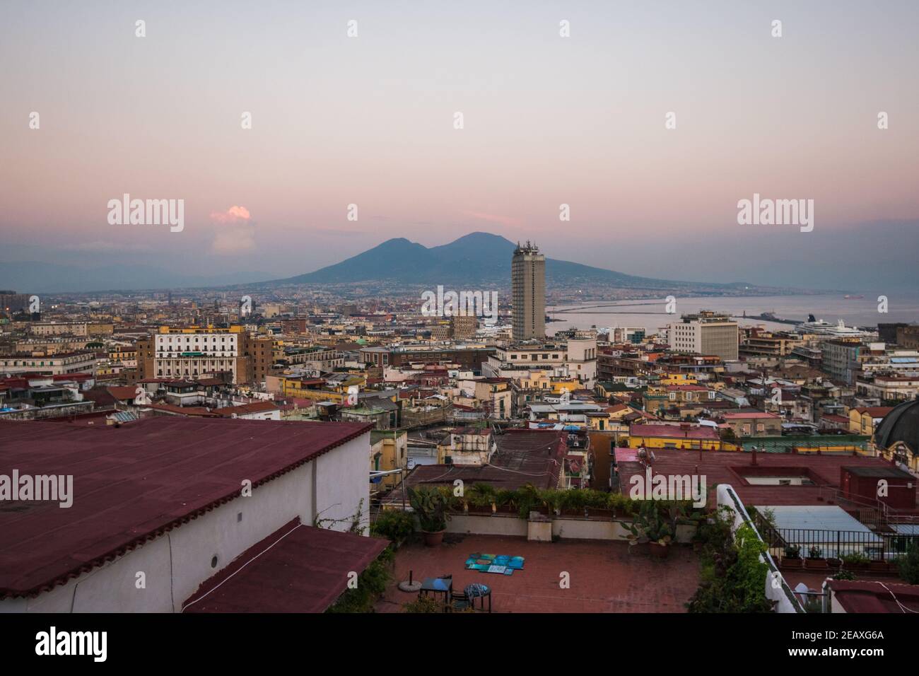Vue panoramique sur les toits de la ville de Naples, dans le sud de l'Italie, pendant un coucher de soleil rose. Banque D'Images