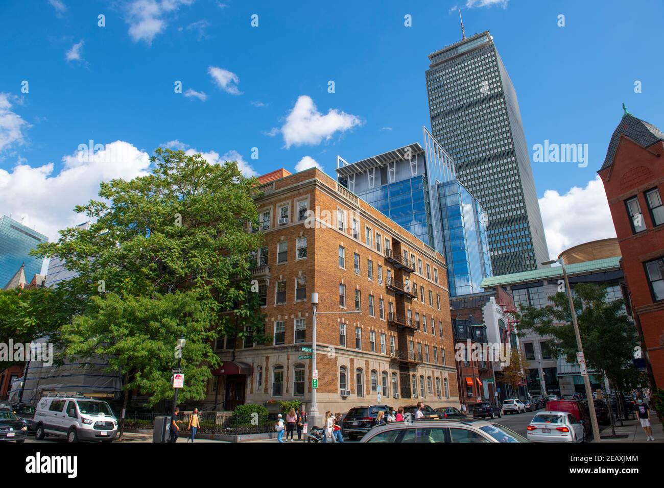 Bâtiments commerciaux historiques sur Newbury Street à Gloucester Street avec Prudential Center à l'arrière-plan à Back Bay, Boston, Massachusetts ma, U Banque D'Images