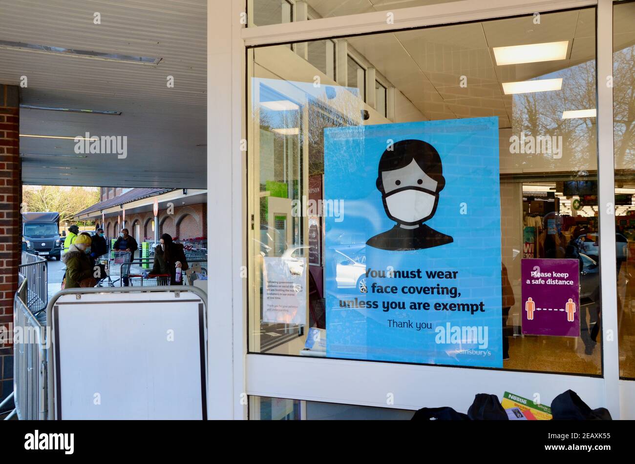 palmers Green london Sainsbury's anti Covid pancartes pour couvrir le visage masques et distanciation sociale Banque D'Images