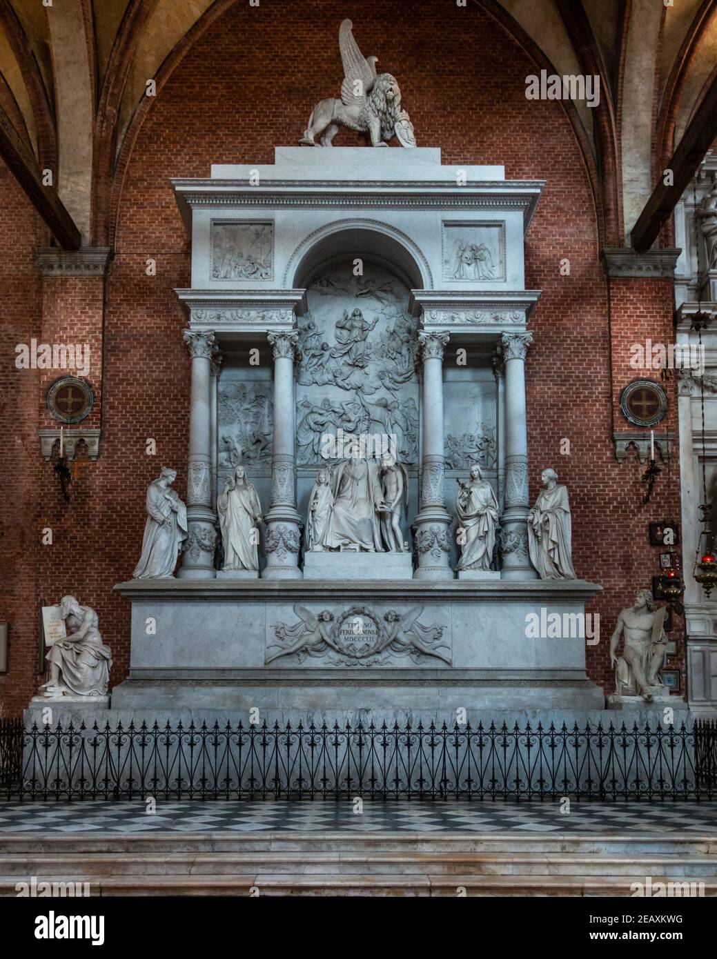 Le monument de Titien (tombe de Tiziano Vecellio) à l'intérieur de la basilique dei Frari, Venise, Italie Banque D'Images
