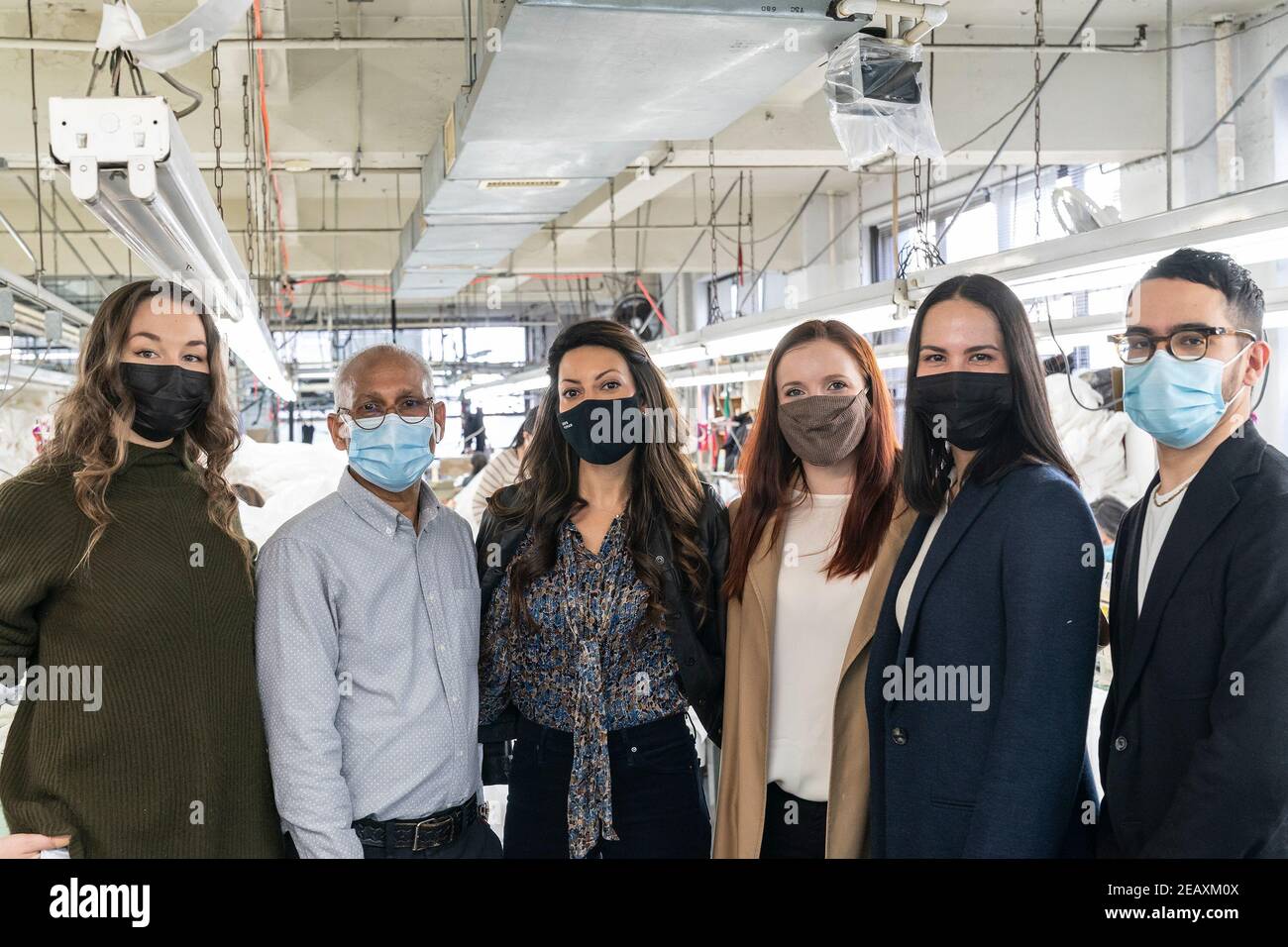 LG Kathy Hochul visite four Seasons Fashion dans le cadre du Garment District à but non lucratif de femmes pour les robes de la 39e rue de Manhattan. LG était en tournée quatre saisons de la mode compagnie appartenant à Tony Singh (2e de gauche) et présenté par des femmes qui ont commencé le Garment District sans but lucratif pour les robes Amy Tiefermann (1er de gauche), (à gauche de Tony) Rachel Rothenberg, Alexandra Baylis, Alessandra Dean et Emmanuel Nunez. Une organisation à but non lucratif a déjà aidé à fabriquer plus de 300,000 EPI et les a envoyés dans les hôpitaux de l'État de New York. (Photo de Lev Radin/Pacific Press) Banque D'Images