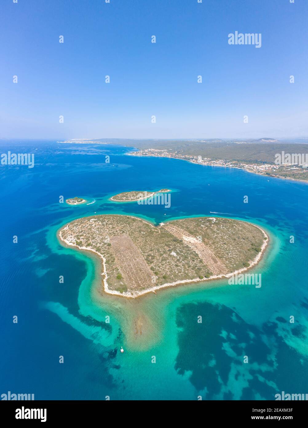 Tir de drone aérien d'une île en forme de coeur Galesnjak en Dalamatia Croatie Banque D'Images