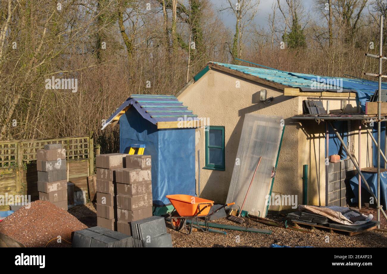 Remplacement du toit d'un bâtiment par des carreaux de ardoise sur un site de construction à Rural Devon, Angleterre, Royaume-Uni Banque D'Images