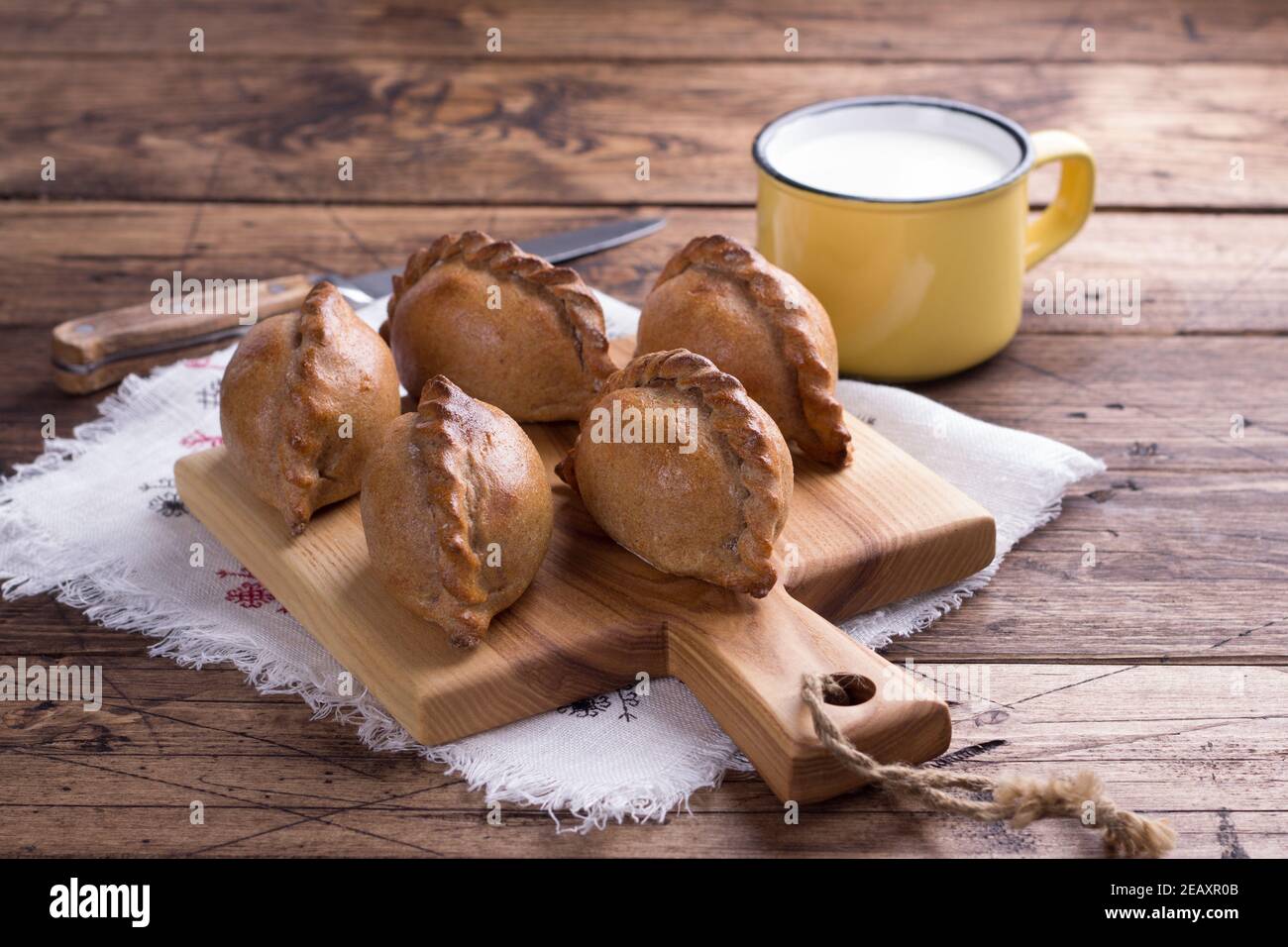 Tartes de seigle traditionnelles russes avec oeuf, kokurki, sur une table en bois, style rustique, espace libre. Délicieux repas et encas maison de vacances Banque D'Images