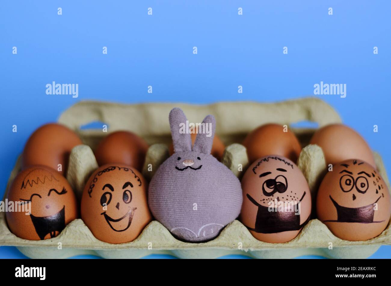 Concepts Creatifs De Protection Des œufs De Paques Avec Le Virus Corona Covid19 œufs De Poulet Avec Visages Doodle Portant Des Masques Medicaux Et Lapin Jouet Sur Bleu Photo Stock Alamy