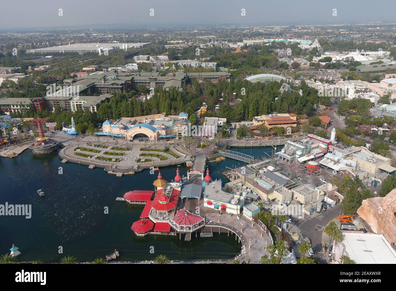 Une vue aérienne de Disney California Adventure et de Disneyland Park, le mercredi 10 février 2021, à Anaheim, Calif. Banque D'Images