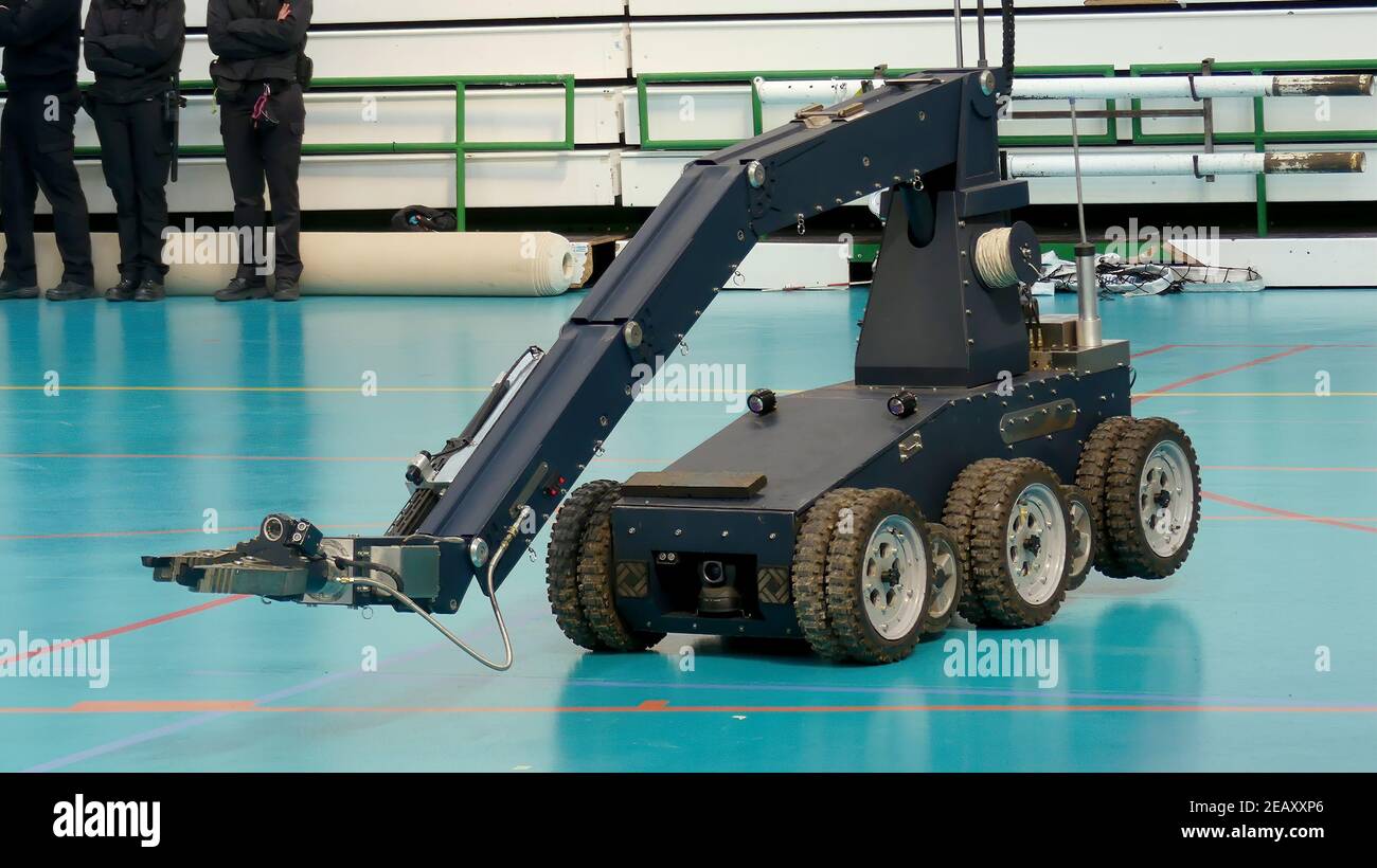 Robot automatisé pour la désactivation des bombes et des dispositifs explosifs de la police nationale Banque D'Images