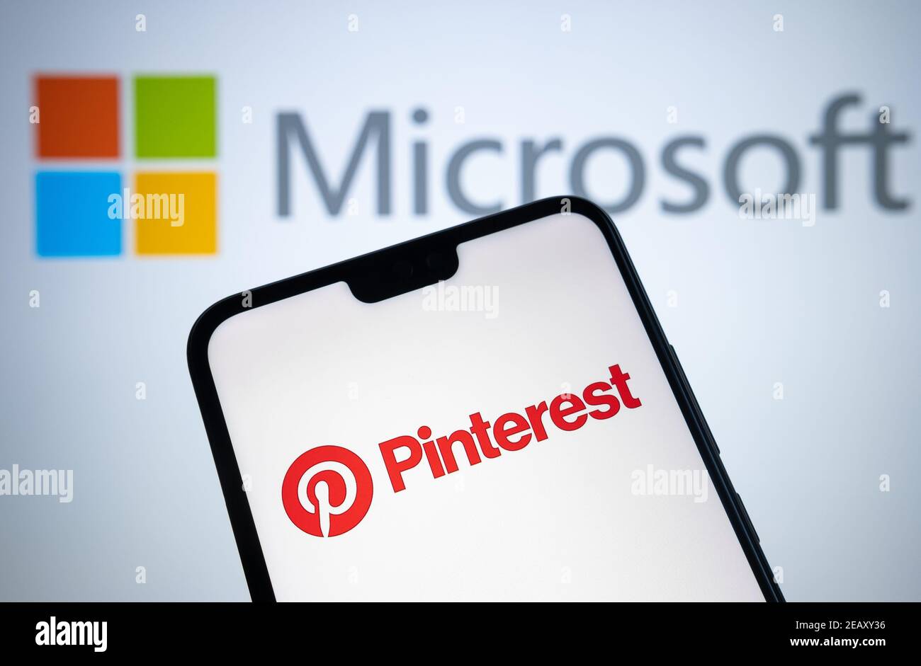 Pinterest logo vu sur le smartphone et Microsoft flou sur l'arrière-plan. Pas de montage aa. Concept de fusion. Staffoed, Royaume-Uni: Février Banque D'Images