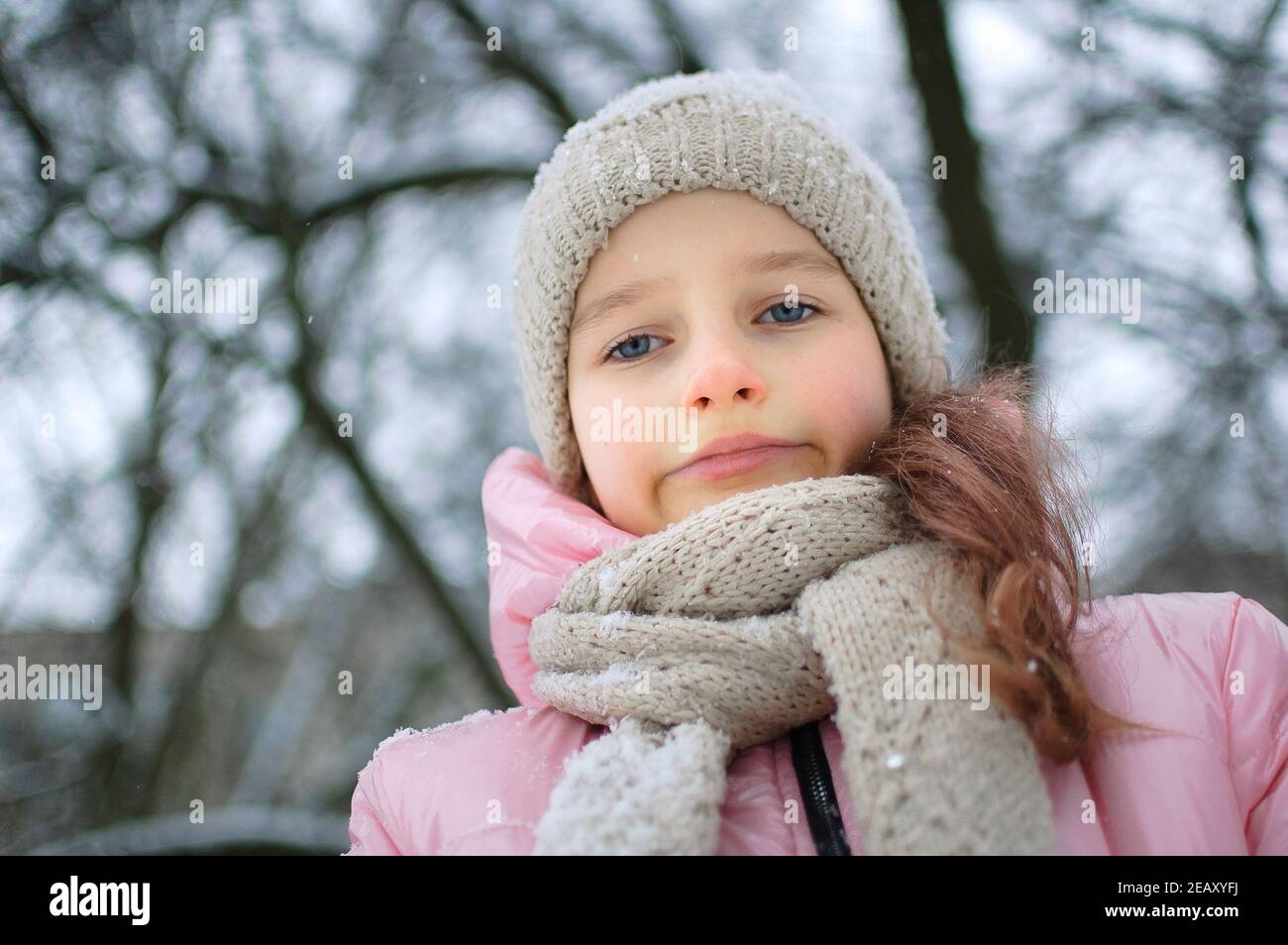 Triste enfant fille dans chaud tricoté vêtements d'hiver passé du temps à  l'extérieur et a été gelé Photo Stock - Alamy