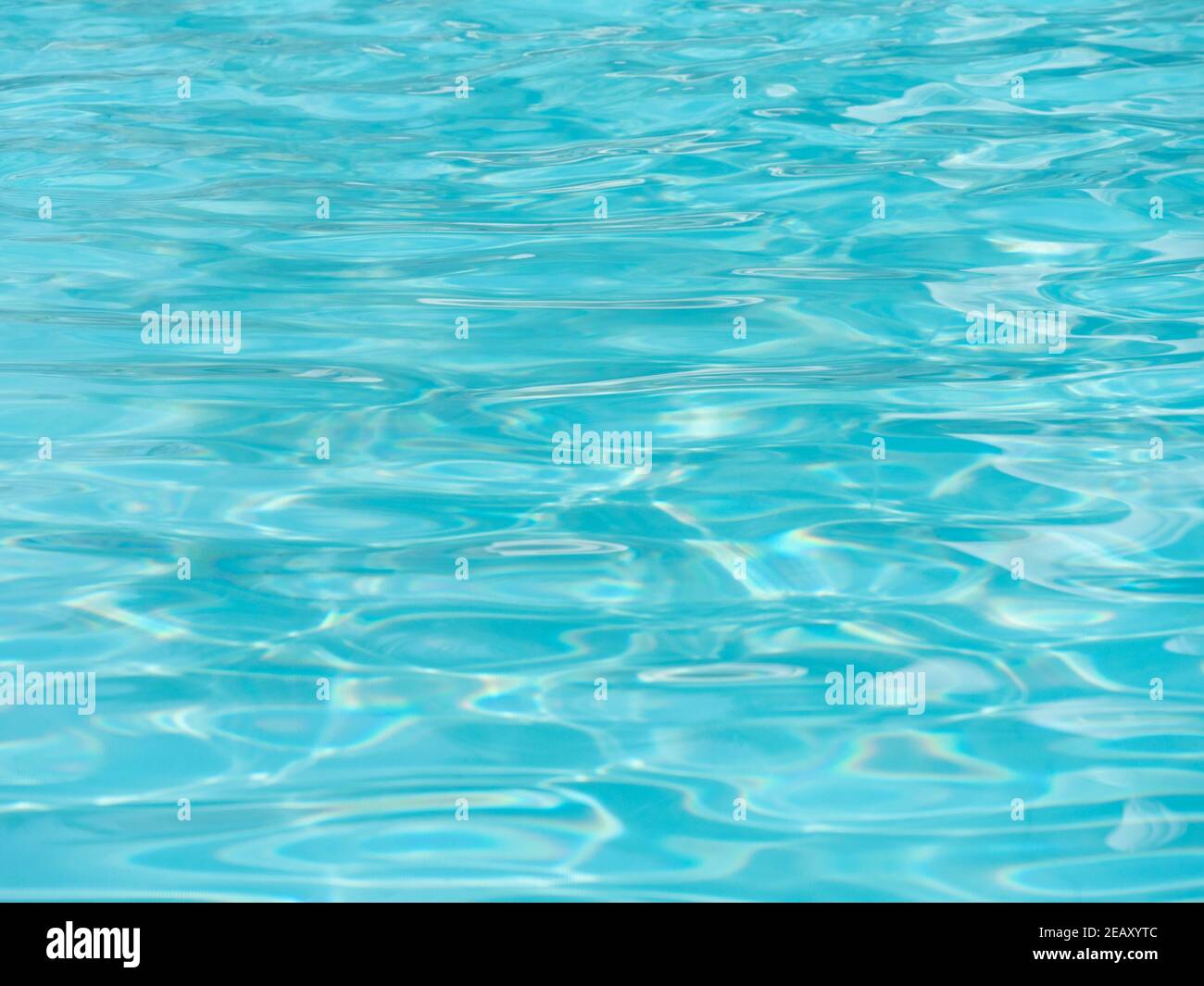 Surface d'eau bleu brillant dans la piscine avec vagues Banque D'Images