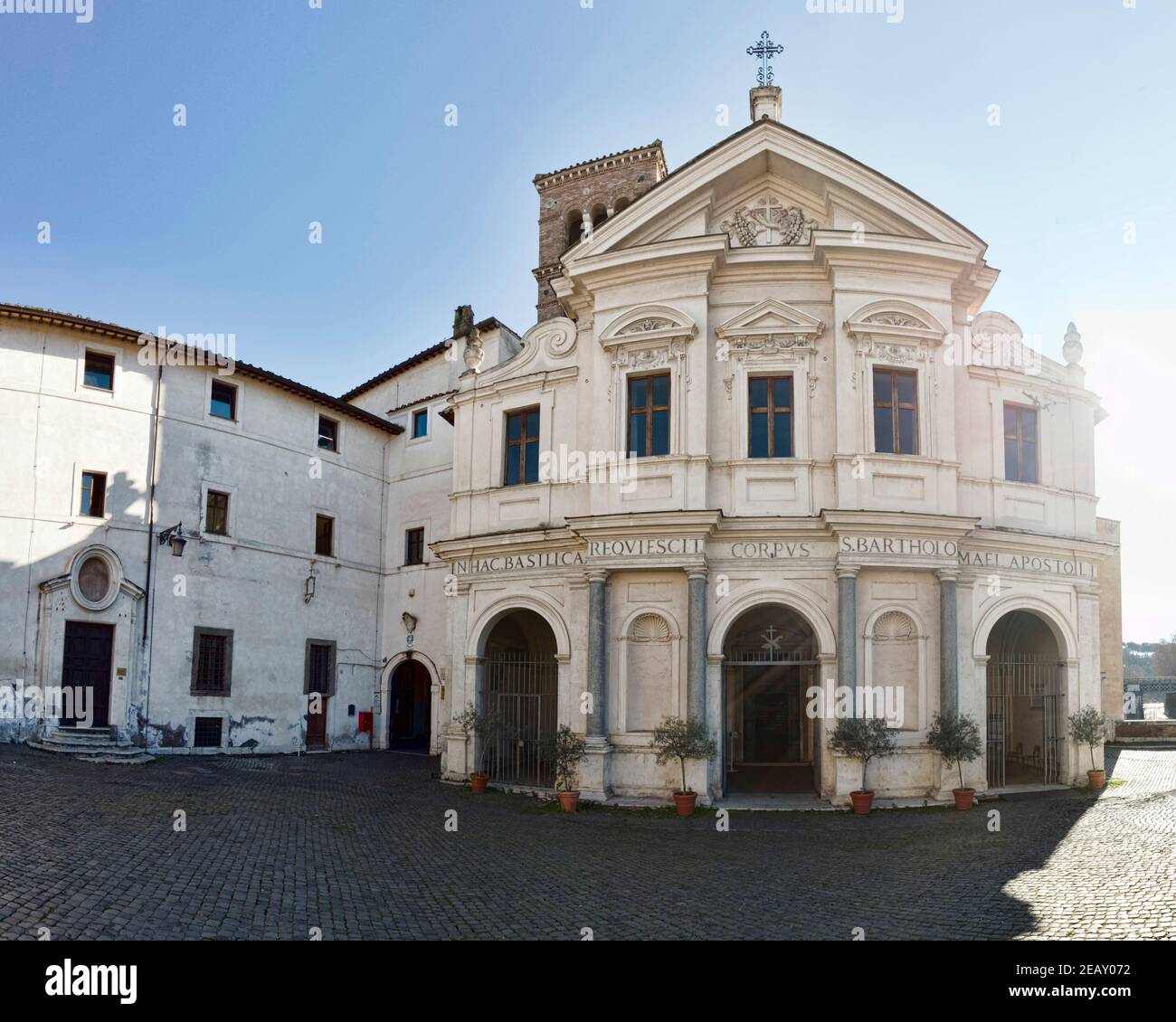 Belle façade de l'ancienne basilique de San Bartolomeo all'Isola situé Dans l'île de Tiberina à Rome et construit en année 1000 pour contenir les reliques o Banque D'Images