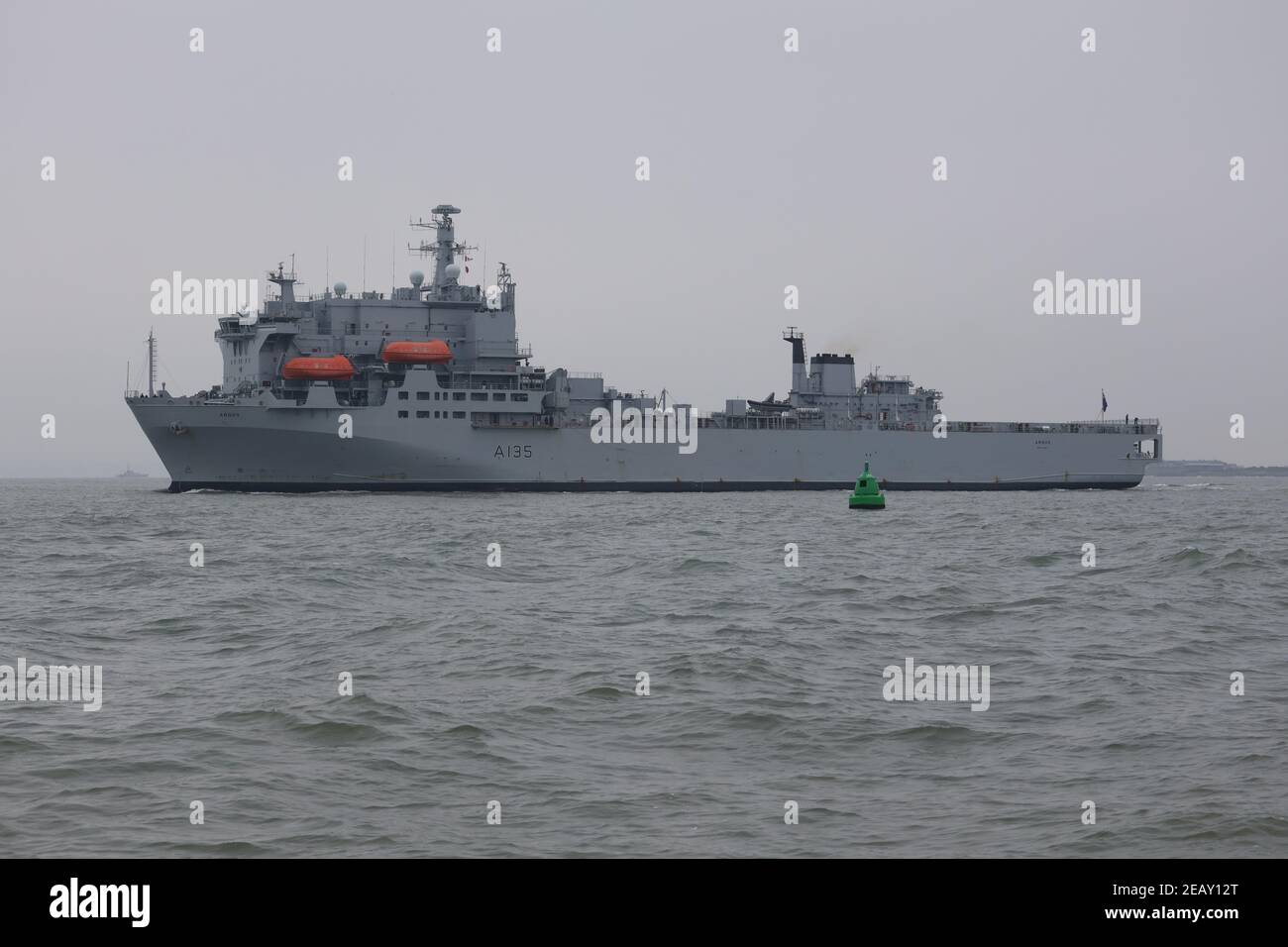 Le navire auxiliaire de la flotte royale ARGUS se dirige vers le Solent Après une escale de 24 heures dans la base navale Banque D'Images