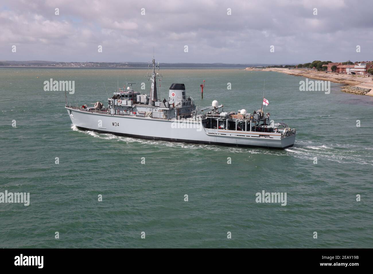 Le compteur de mines de la classe de CHASSE de la Marine royale mesure le navire HMS MIDDLETON quitte le port pour effectuer des essais Banque D'Images