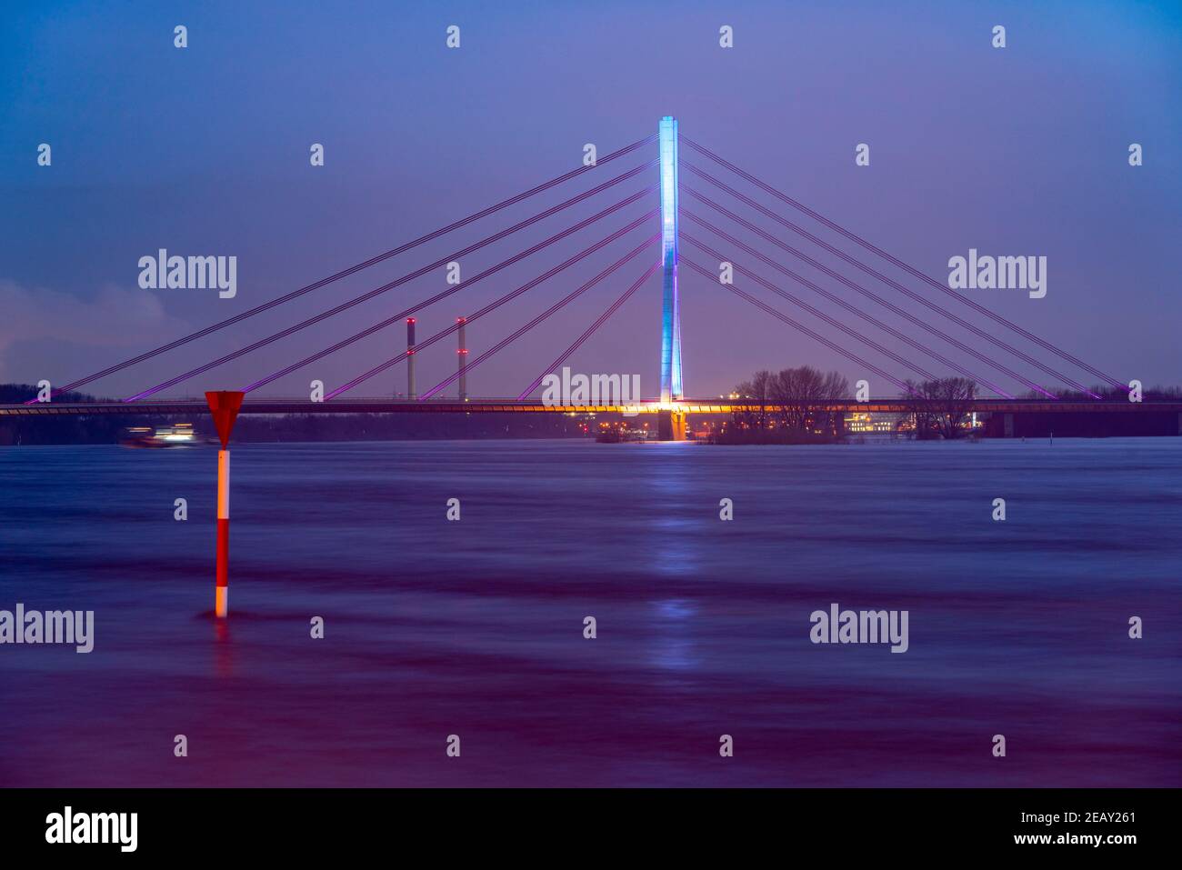 Le pont du Rhin à Wesel, pont du Bas Rhin, pont routier de la route fédérale B58, éclairage du soir, haute eau, Wesel, NRW, Allemagne, Banque D'Images