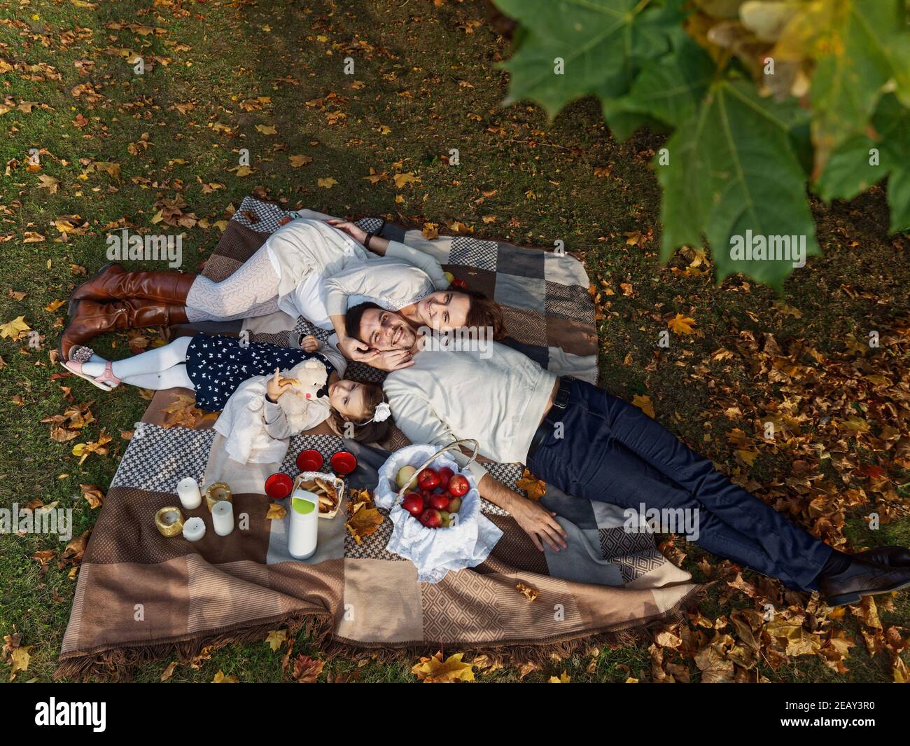 Un jeune couple qui attend la naissance d'un enfant se trouve dans un parc d'automne. Banque D'Images