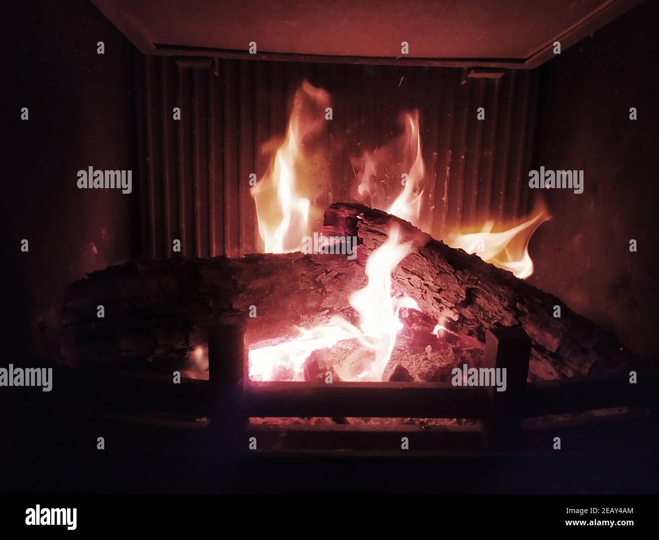 Le bois de chauffage brûle dans une cheminée de style moderne Banque D'Images