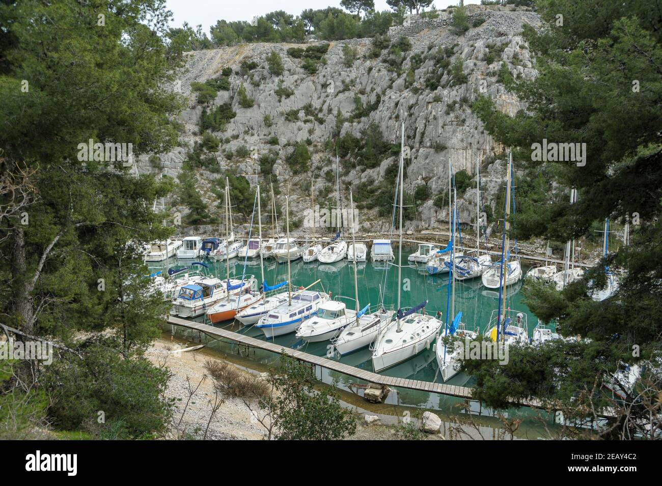 Ruisseaux méditerranéens autour de Marseille. - les creux entre les falaises de la côte sont utilisés comme abris pour les bateaux. Banque D'Images