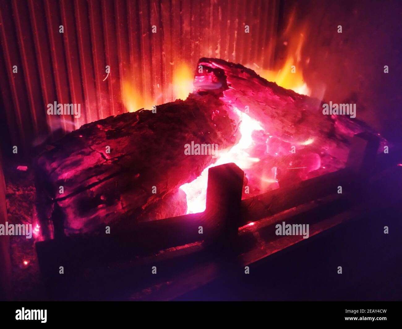 Le bois de chauffage brûle dans une cheminée de style moderne Banque D'Images