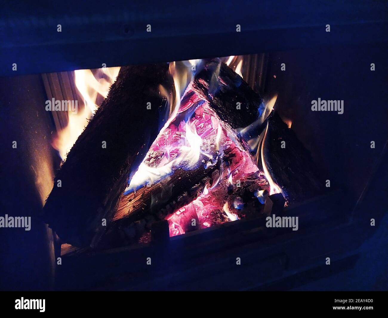 Le bois de chauffage brûle dans une cheminée de style moderne Banque D'Images