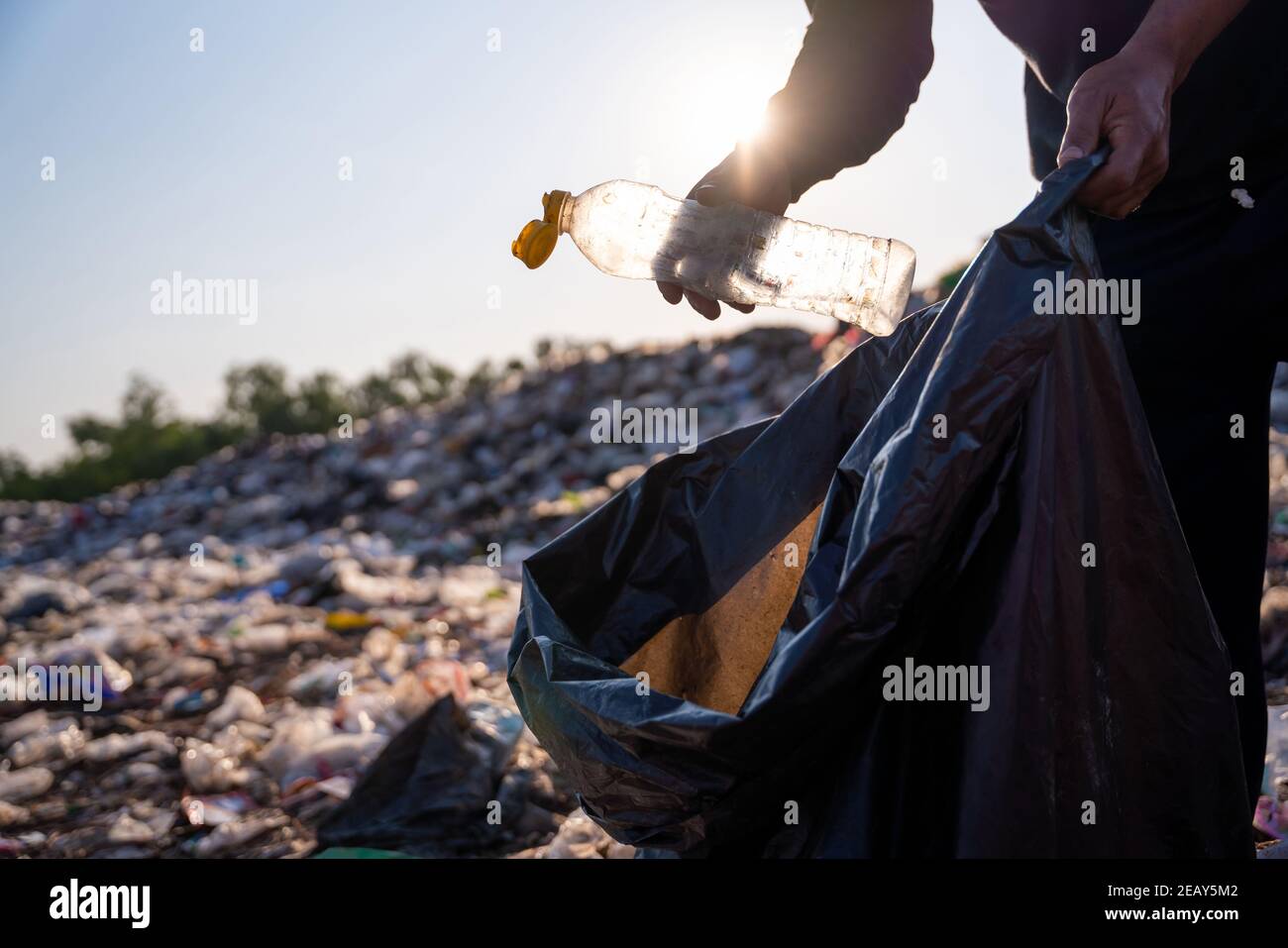 Gros plan de collecte manuelle des déchets de bouteilles en plastique pour recyclage réutilisation de concept sur le site d'élimination des déchets. Banque D'Images