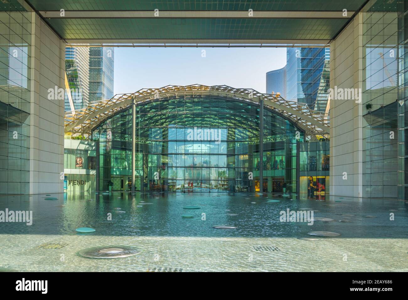 ABU DHABI, eau, 27 OCTOBRE 2016 : atrium du centre commercial Galleria à Abu Dhabi, eau Banque D'Images