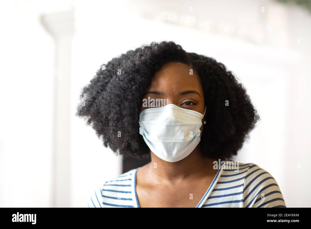 Portrait d'une femme afro-américaine avec un masque facial. Banque D'Images