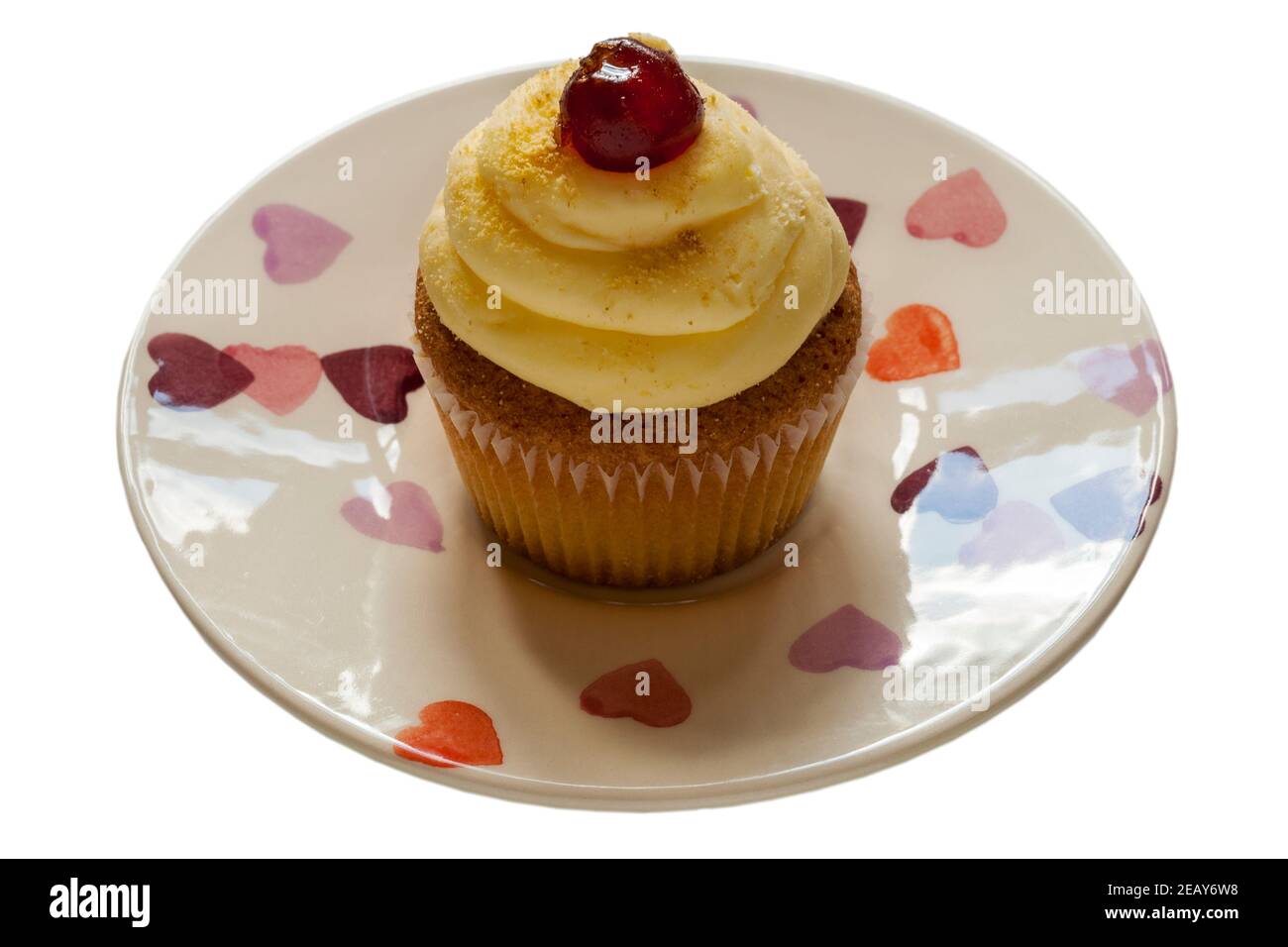 Biscake, biscuit et cupcake, gâteau au cerisier de M&S sur plaque avec coeurs sur fond blanc isolé Banque D'Images