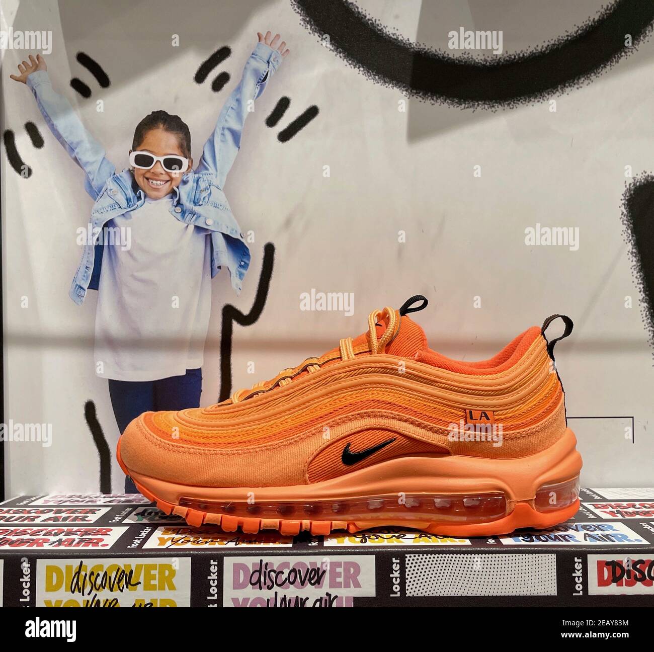 FRESNO, ÉTATS-UNIS - 10 février 2021 : une photo d'une toute nouvelle  chaussure nike orange pour Femme exposée en magasin avec des motifs sympas  en arrière-plan et sur le Photo Stock - Alamy
