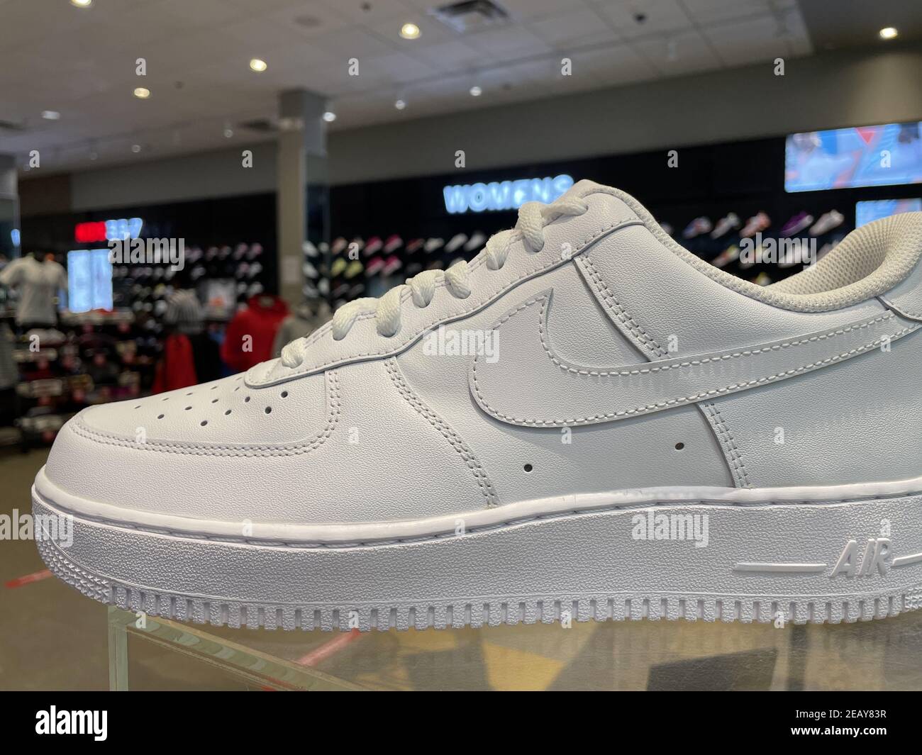 FRESNO, ÉTATS-UNIS - 10 févr. 2021 : une photo en gros plan d'une chaussure  Nike blanche pour Homme dans store2021 Photo Stock - Alamy
