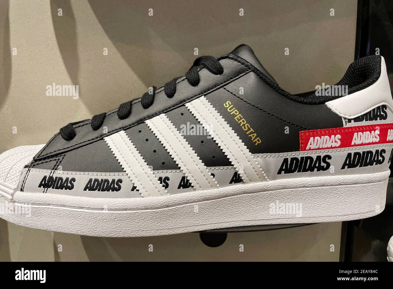 FRESNO, ÉTATS-UNIS - 10 févr. 2021: Une photo de la nouvelle chaussure 2021  Superstar Adidas en noir avec des bandes blanches sur l'étagère Photo Stock  - Alamy