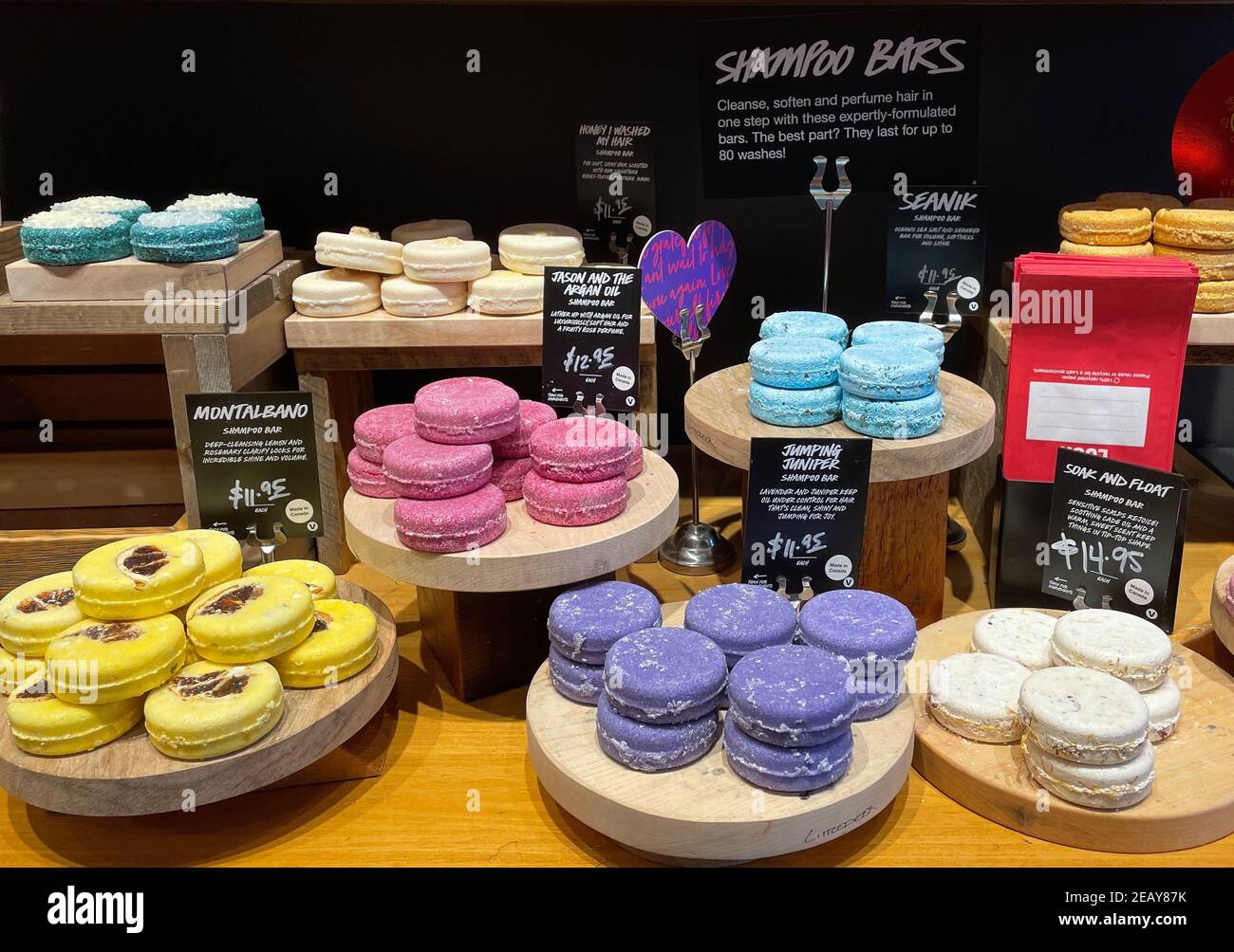 FRESNO, ÉTATS-UNIS - 10 février 2021 : une photo de plusieurs sortes de barres de savon de shampooing rondes faites à la main dans différentes couleurs et parfums en magasin Banque D'Images