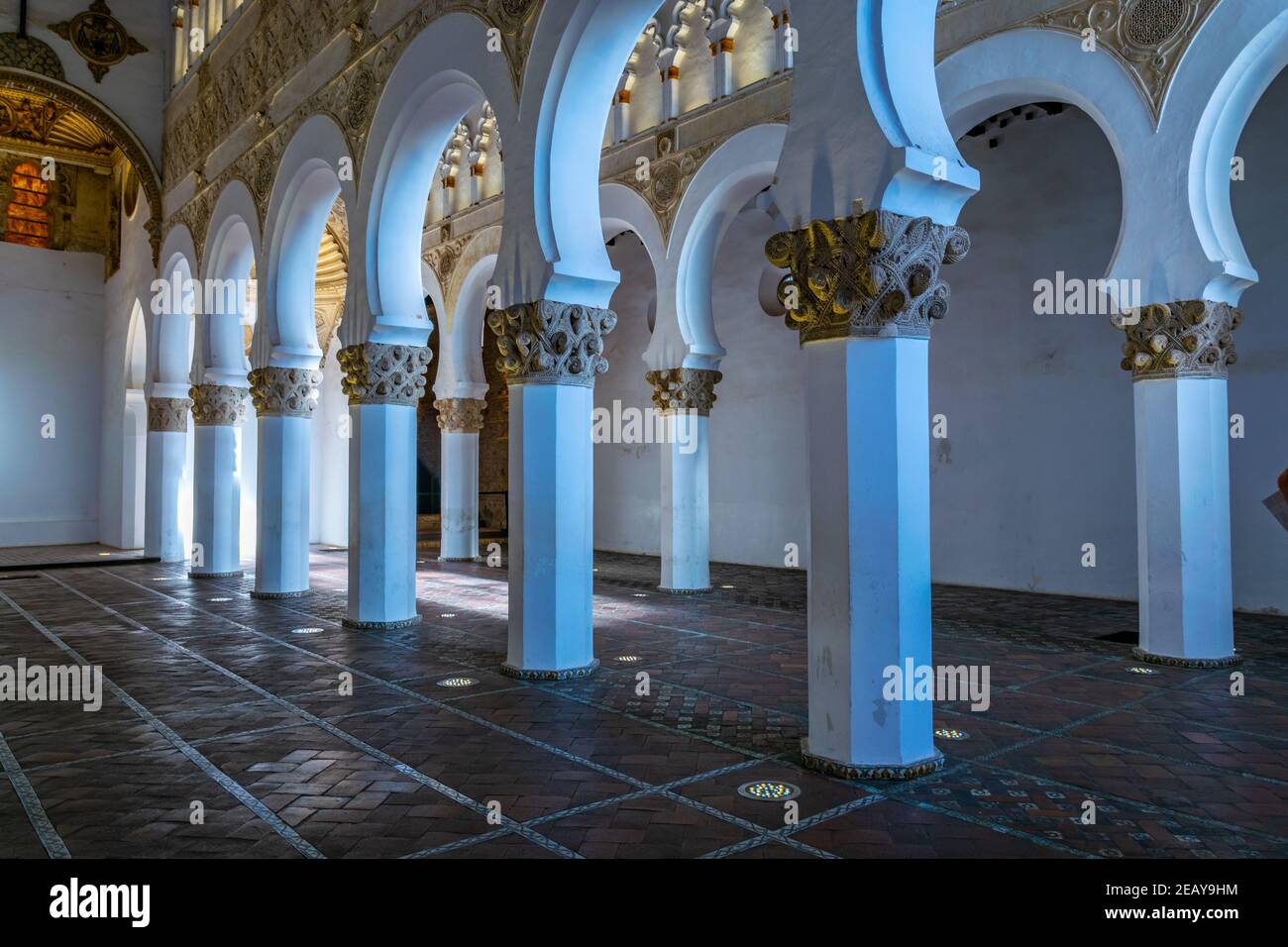 TOLÈDE, ESPAGNE, 2 OCTOBRE 2017 : arches blanches à Sinagoga de Santa Maria la Blanca, dans le centre historique de Tolède, Espagne Banque D'Images