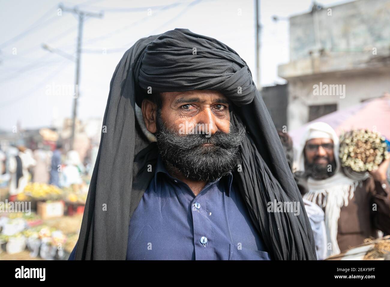 Lahore, Pakistan - octobre 2019 : homme barbu dans le turban traditionnel Banque D'Images
