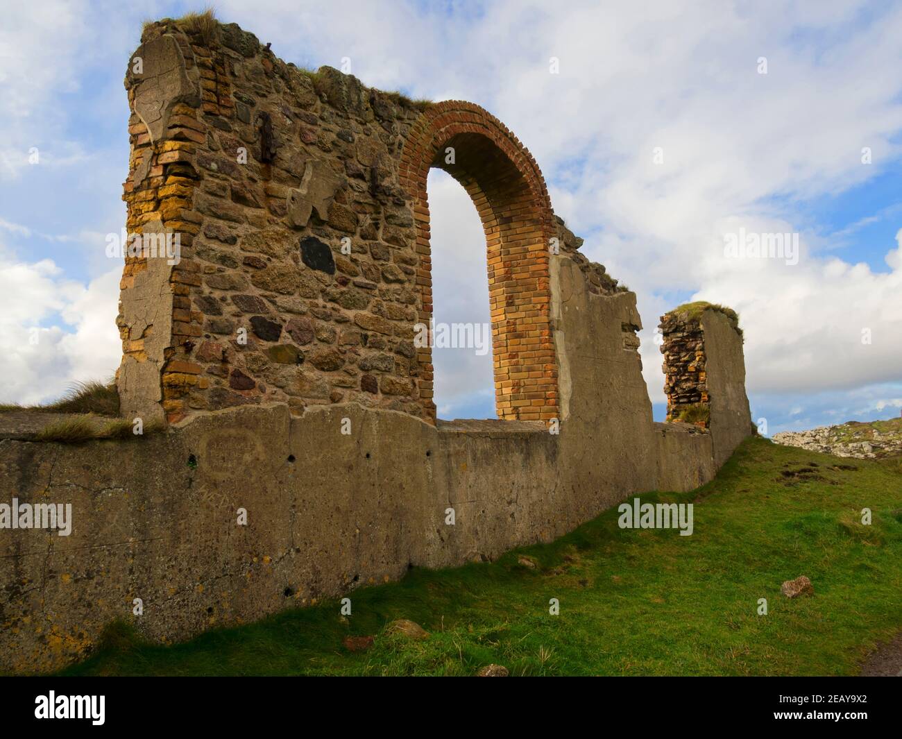 La mine derelict travaille à Botallack, Cornwall. Restes de travaux de raffinage de l'arsenic au-dessus des célèbres mines d'étain de Crown Mines. Banque D'Images