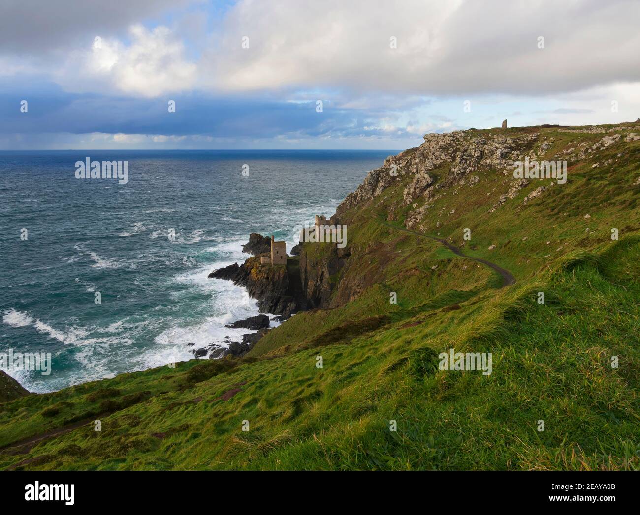 Des maisons de moteur à Botallack, Cornwall. Les maisons des moteurs de la mine d'étain Crown Mines ont été construites en 1815 pour pomper l'eau et permettre l'exploitation minière sous le lit de la mer. Banque D'Images