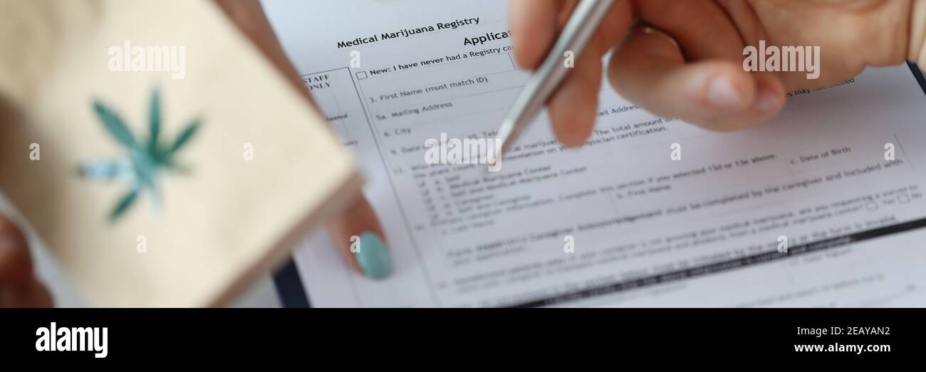 Le médecin écrit la prescription pour la marijuana de gros plan Banque D'Images