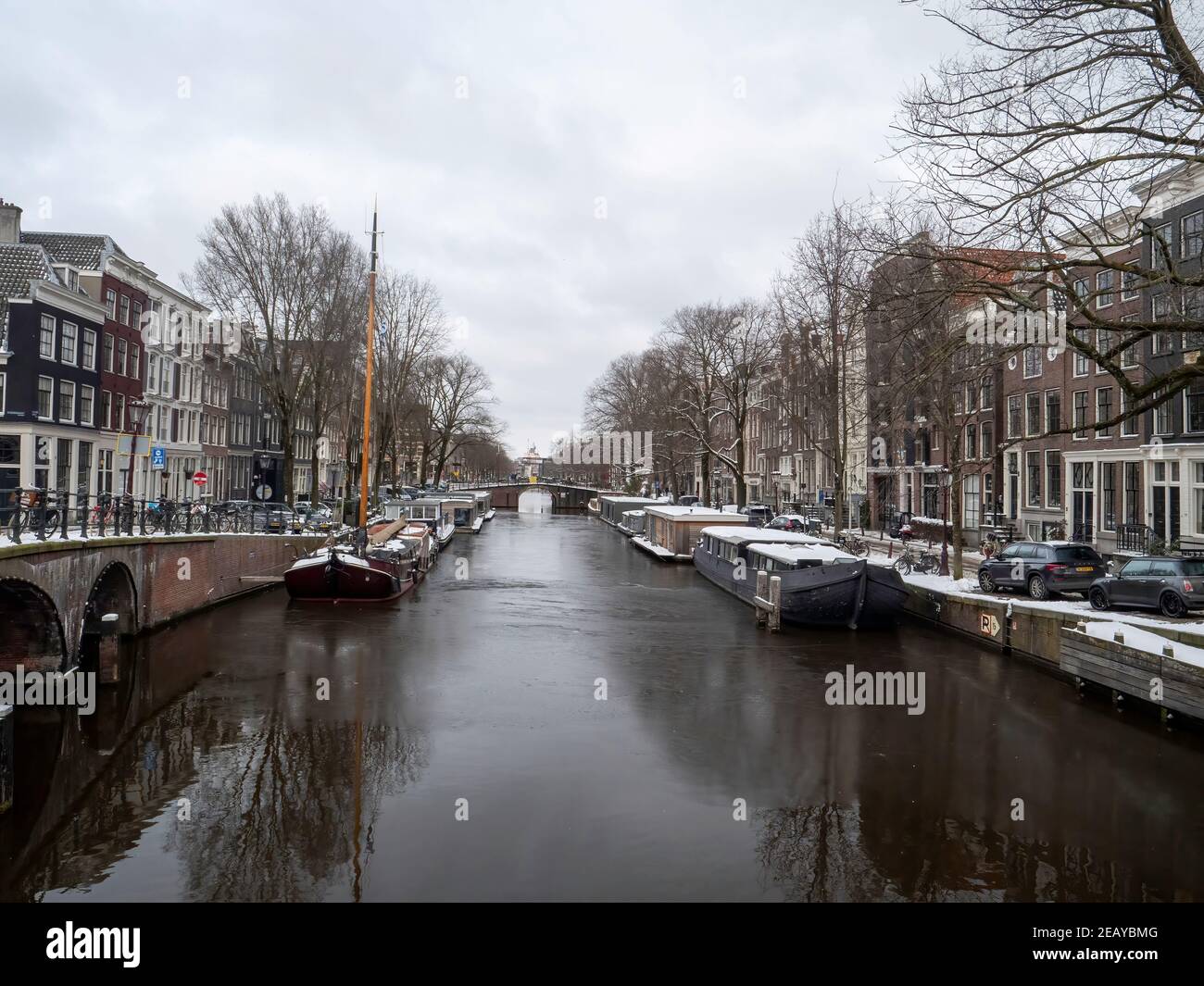 Brouwersgracht (Amsterdam ) en hiver, avec des bateaux et des maisons enneigés Banque D'Images