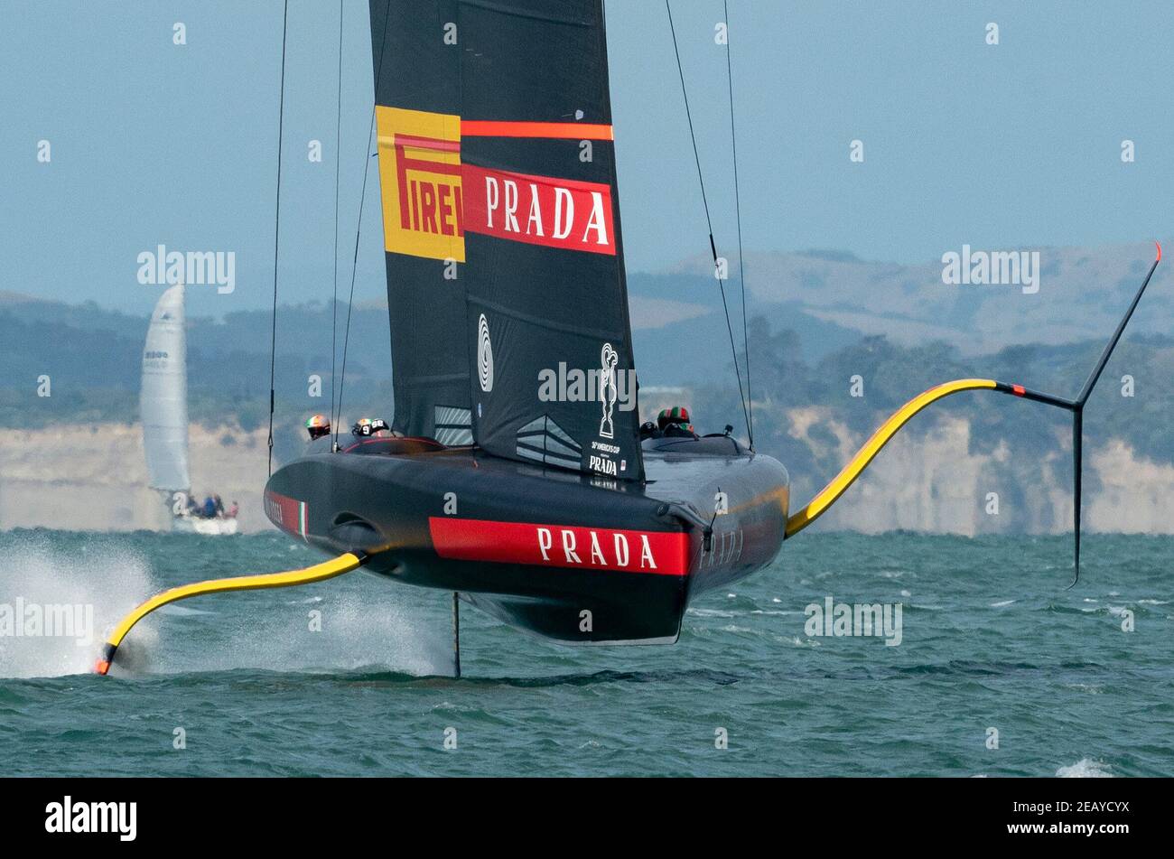 Auckland, Nouvelle-Zélande, 11 février 2021 - l'équipe italienne Luna Rossa Prada Pirelli pratique le port de Waitemata avant la finale de la coupe Prada qui commence le samedi 13 février 2021. Luna Rossa affrontera INEOS Team UK pour déterminer qui va défier Emirates Team New Zealand dans la 36e série America's Cup qui commence le 6 mars. Crédit : Rob Taggart/Alay Live News Banque D'Images